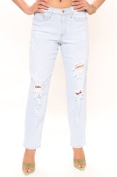 Know It All Mid Rise Boyfriend Jeans - Light Wash Ins Street